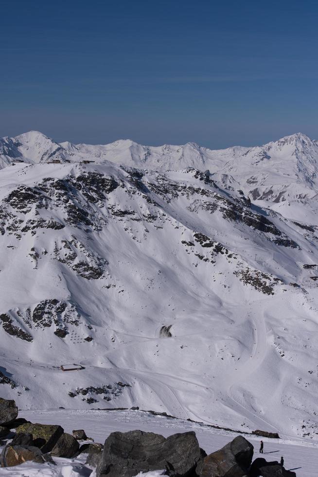 bellissimo paesaggio di montagna in inverno foto