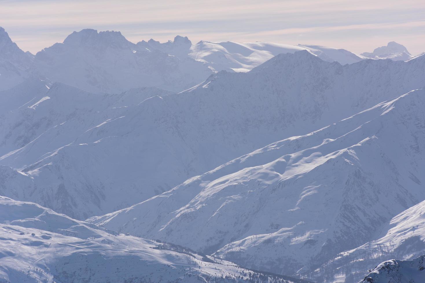 bellissimo paesaggio di montagna in inverno foto