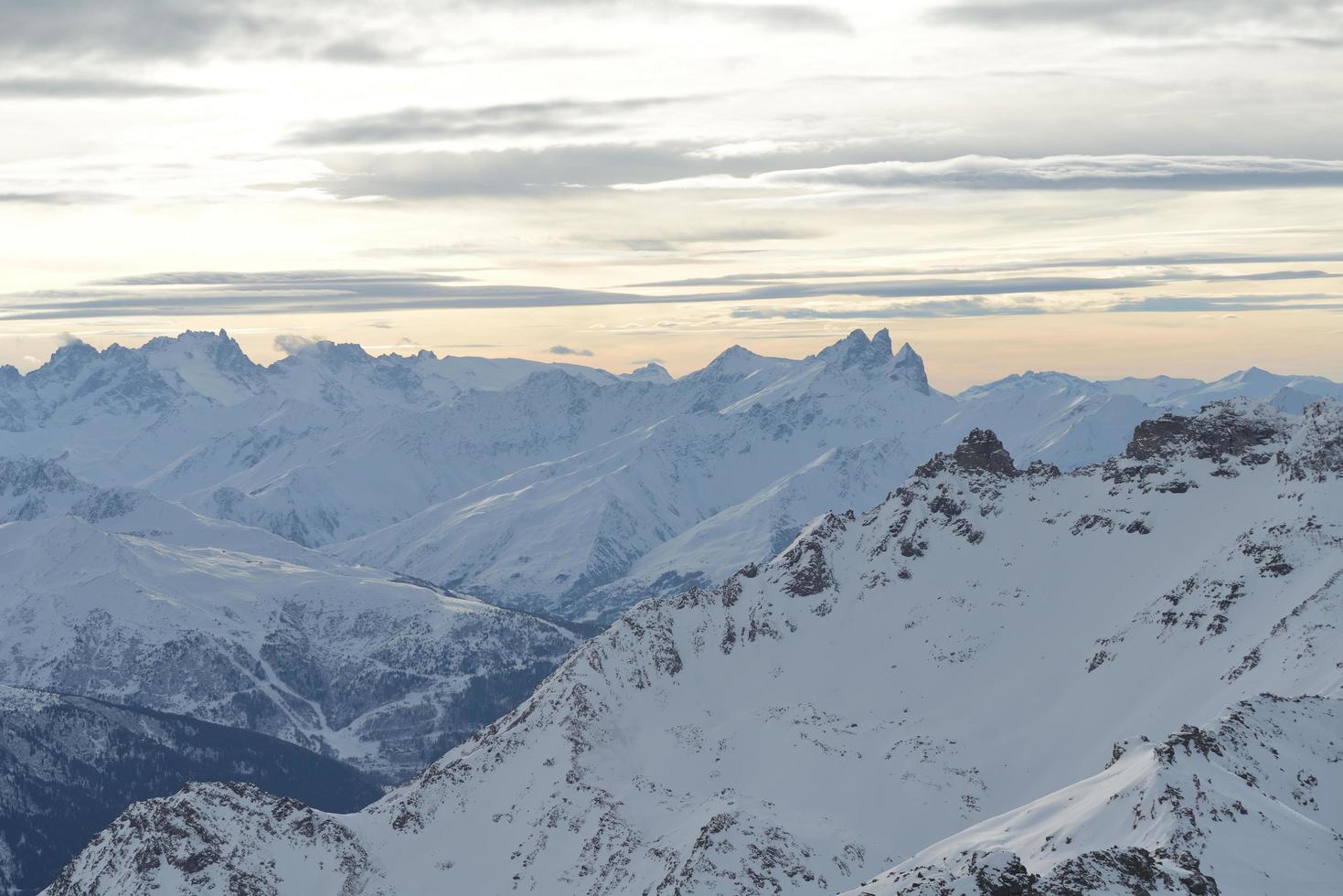 vista panoramica sulle montagne invernali foto