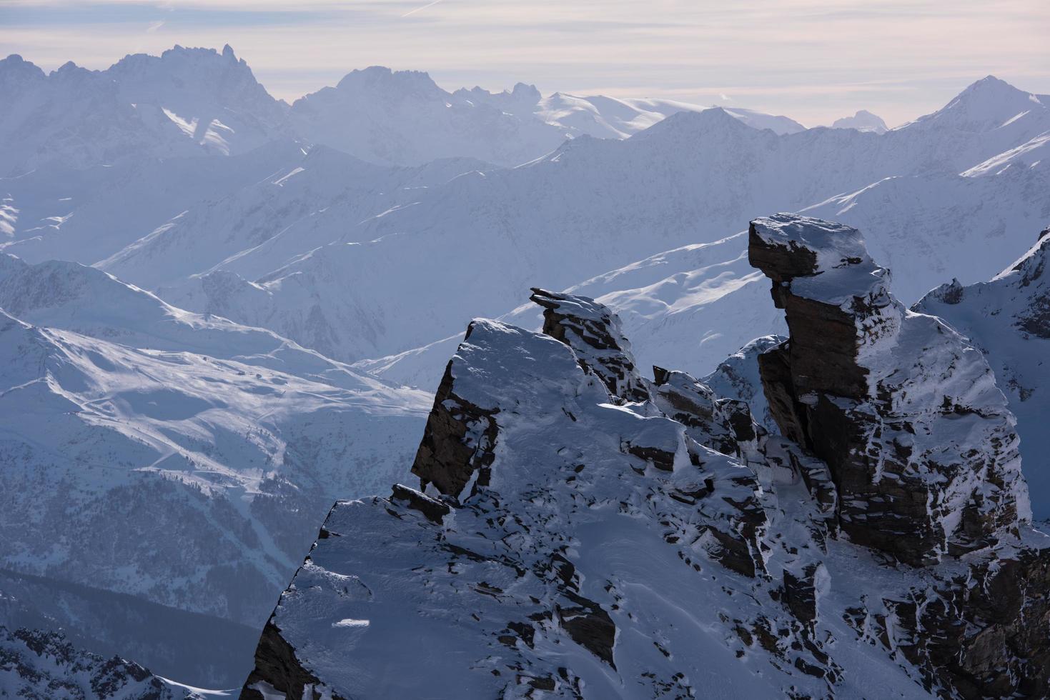 bellissimo paesaggio di montagna in inverno foto