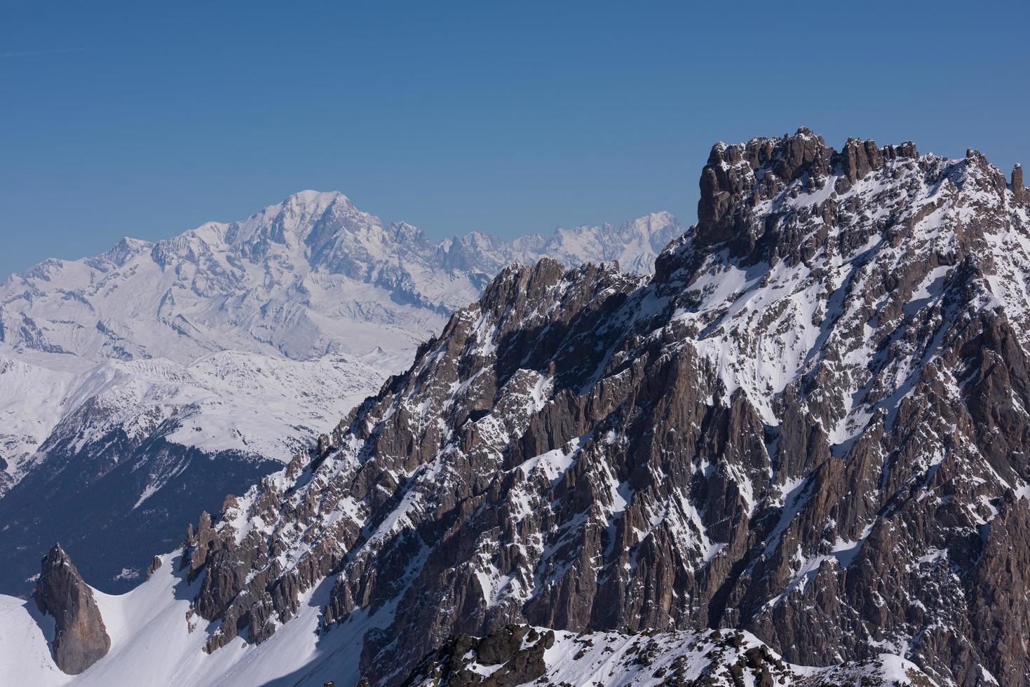 bellissimo paesaggio di montagna in inverno foto