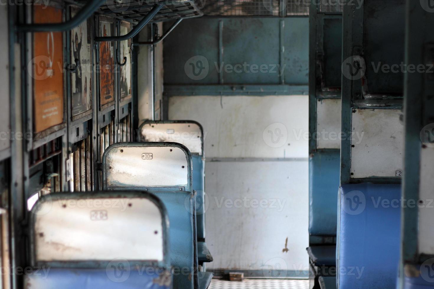 treno locale indiano: scompartimento vuoto in classe standard foto