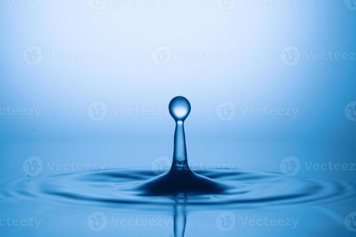 gocce d'acqua e schizzi. concetto di sfondo astratto di forma d'acqua. foto