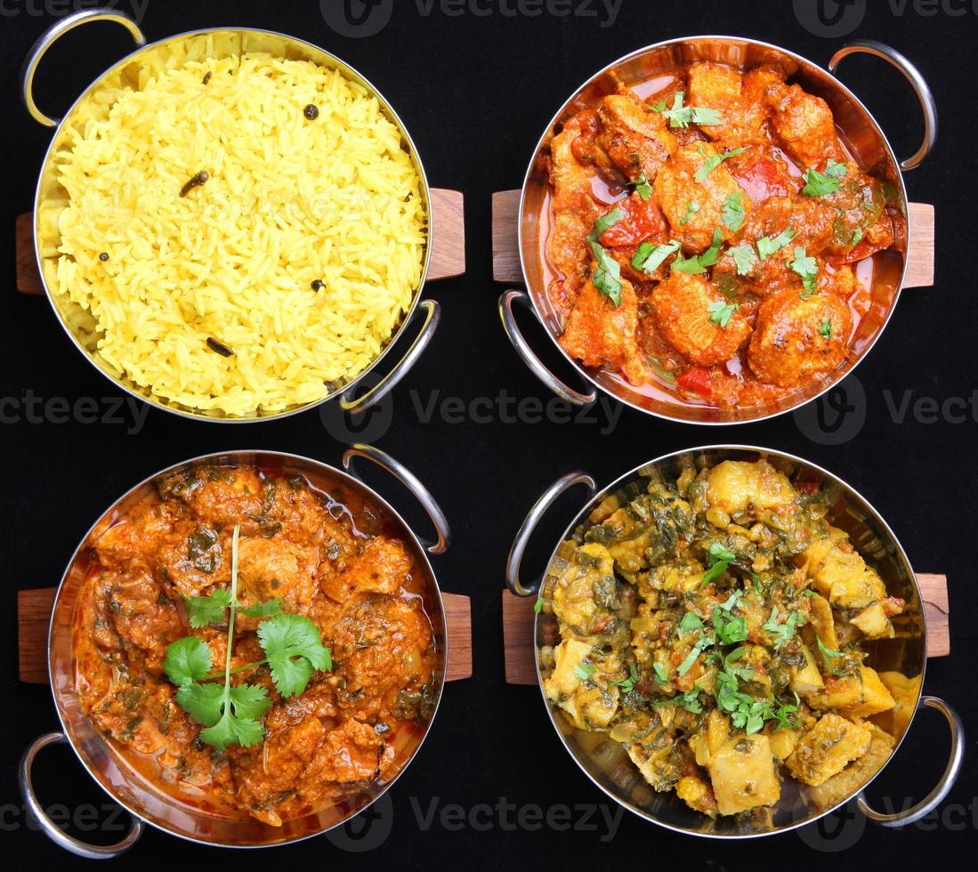 selezione di cibi al curry indiano foto