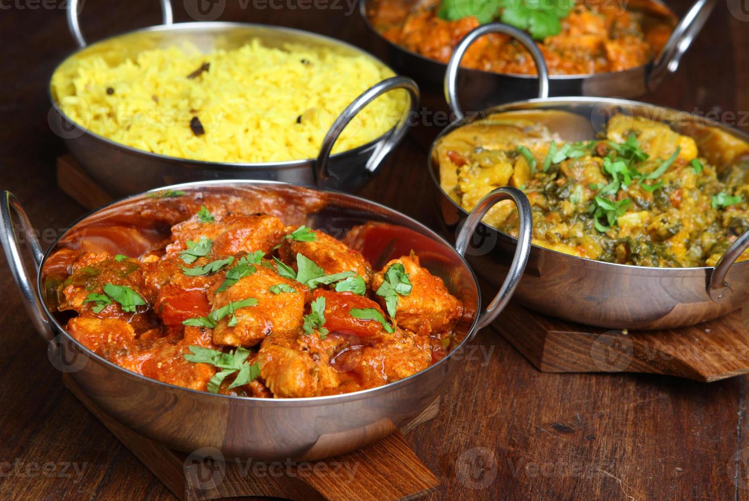 piatti di cibo al curry indiano foto