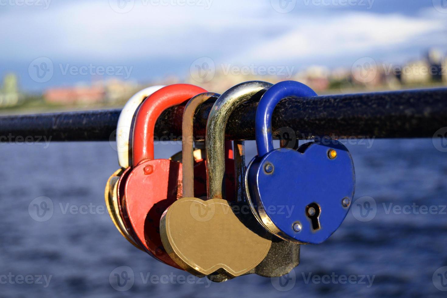 cuore sagomato serrature - un' simbolo di amore su il argine foto