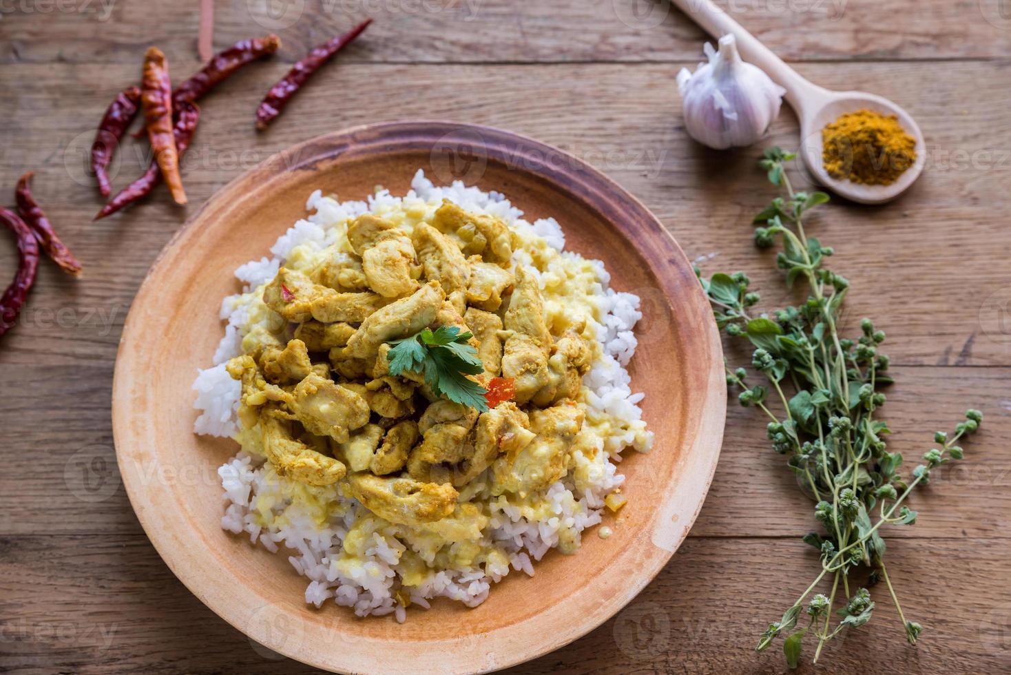 pollo al curry indiano con riso bianco foto