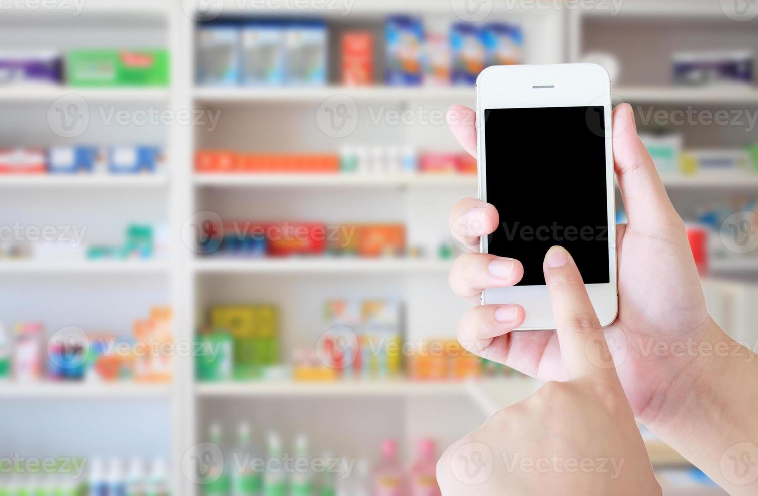 mano del farmacista che tiene smart phone foto