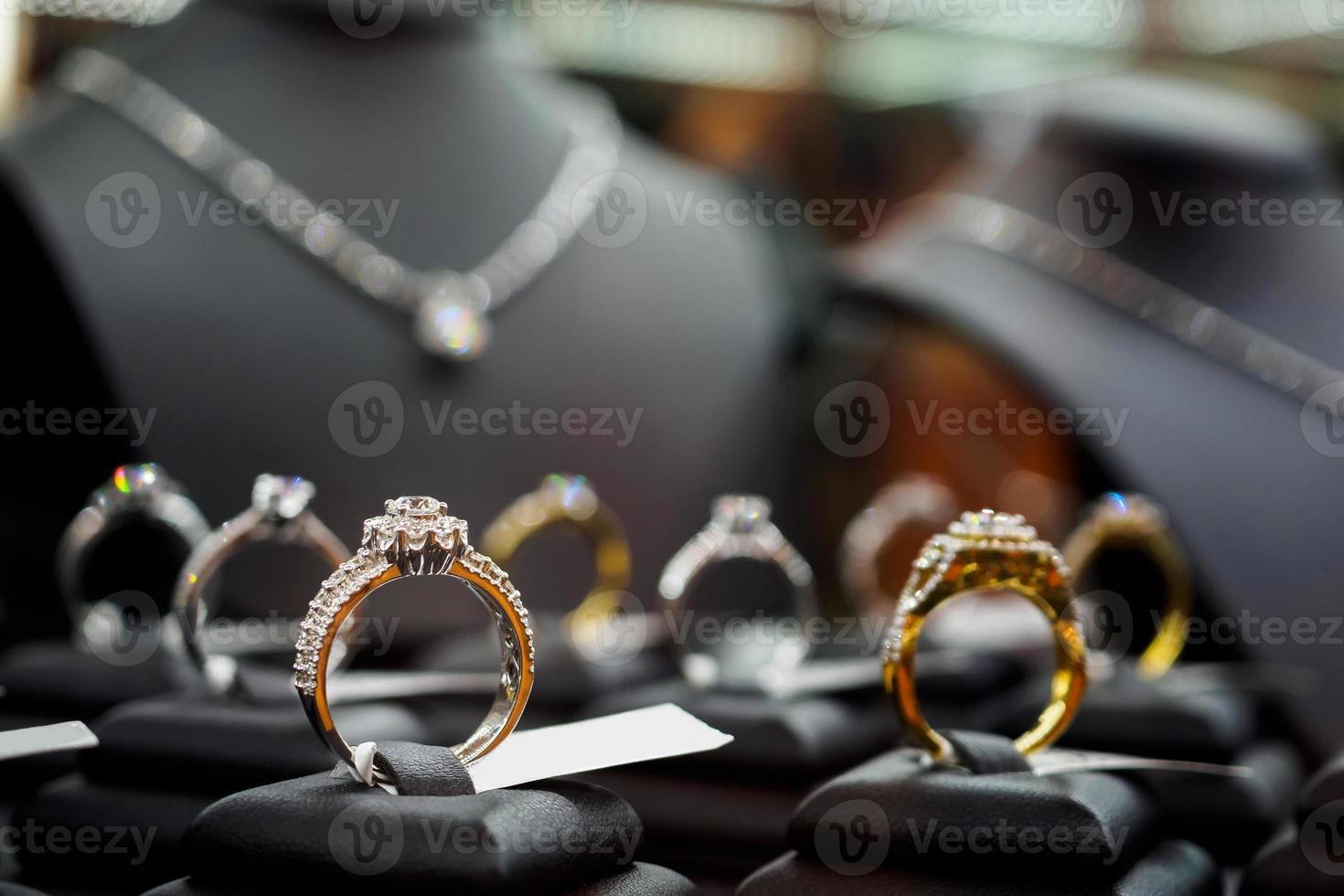 gioielli di anelli di diamanti e collane mostrano nella vetrina di un negozio di vendita al dettaglio di lusso foto