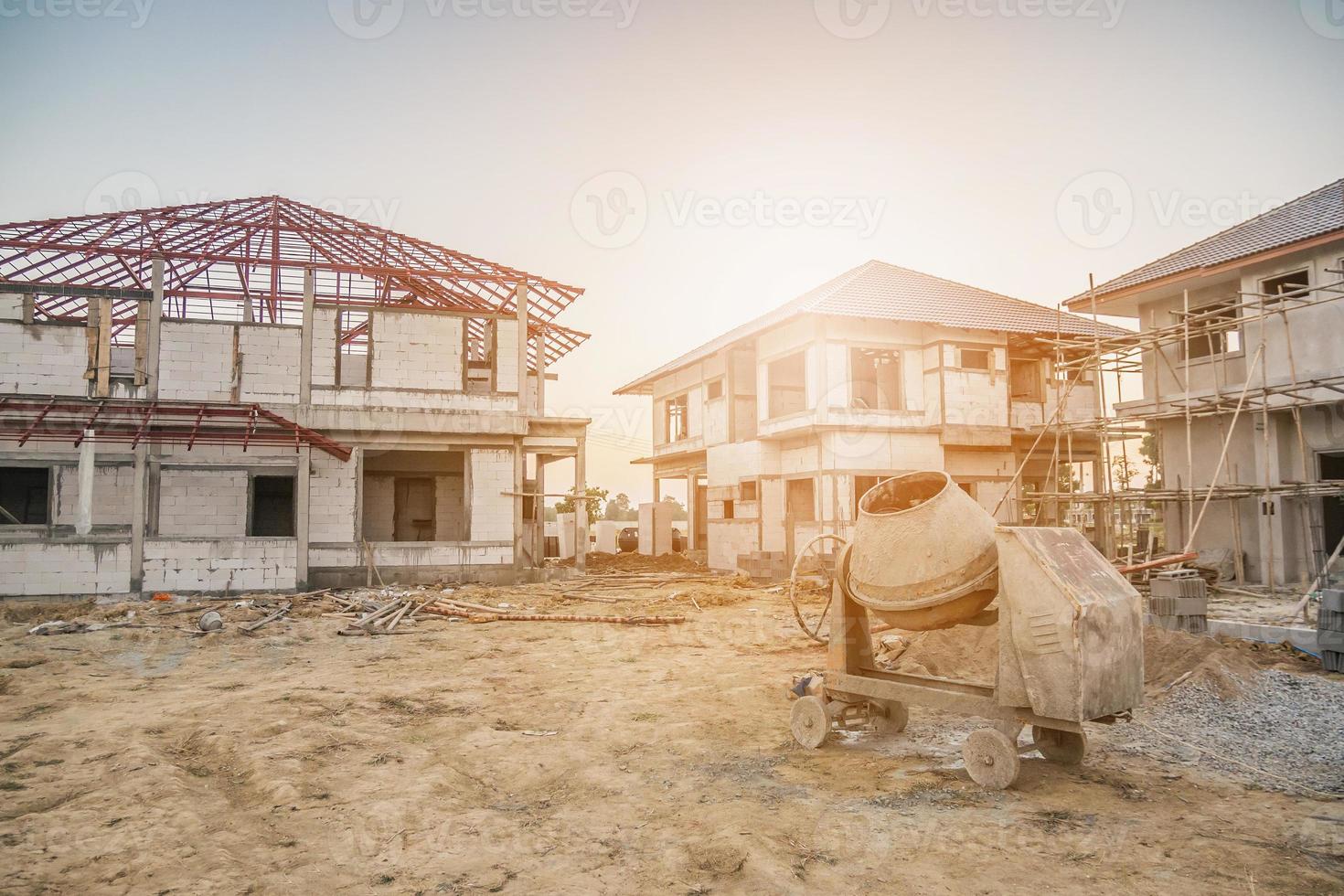 betoniera per cemento macchina in un cantiere edile di nuova casa foto