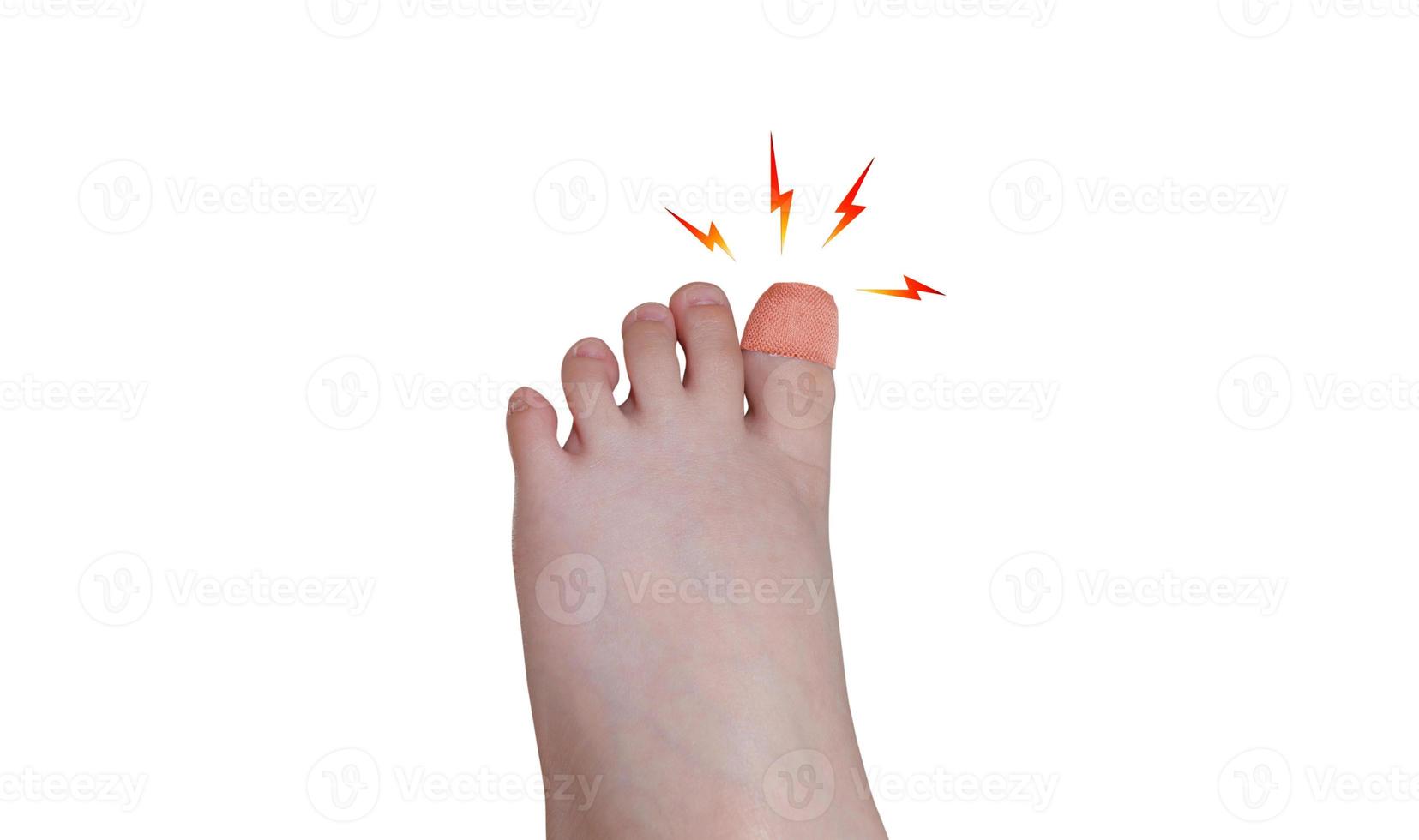 ferito ragazzo dito del piede con bendare, ferita guarigione, isolato su bianca concetto di dolore foto