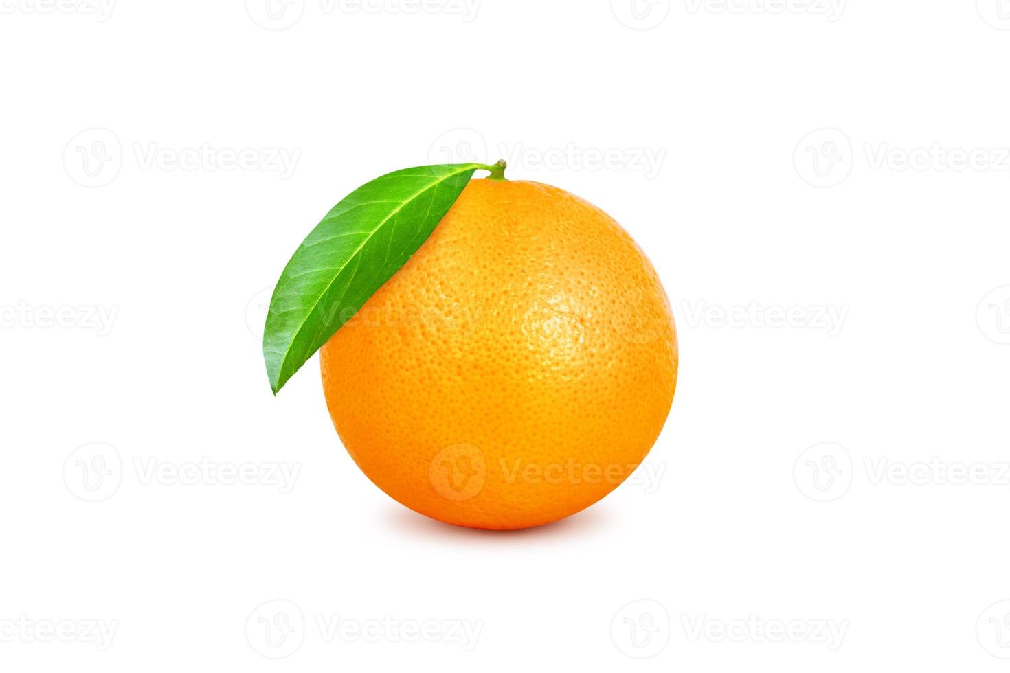 pieno arancia con verde le foglie isolato su bianca sfondo foto