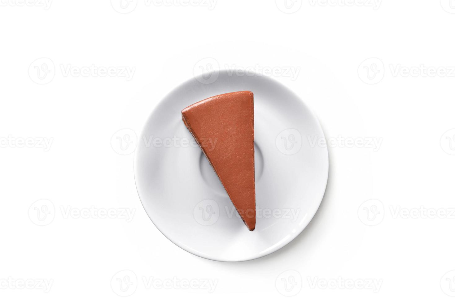 cioccolato torta nel bianca piatto, su bianca sfondo, superiore Visualizza. foto