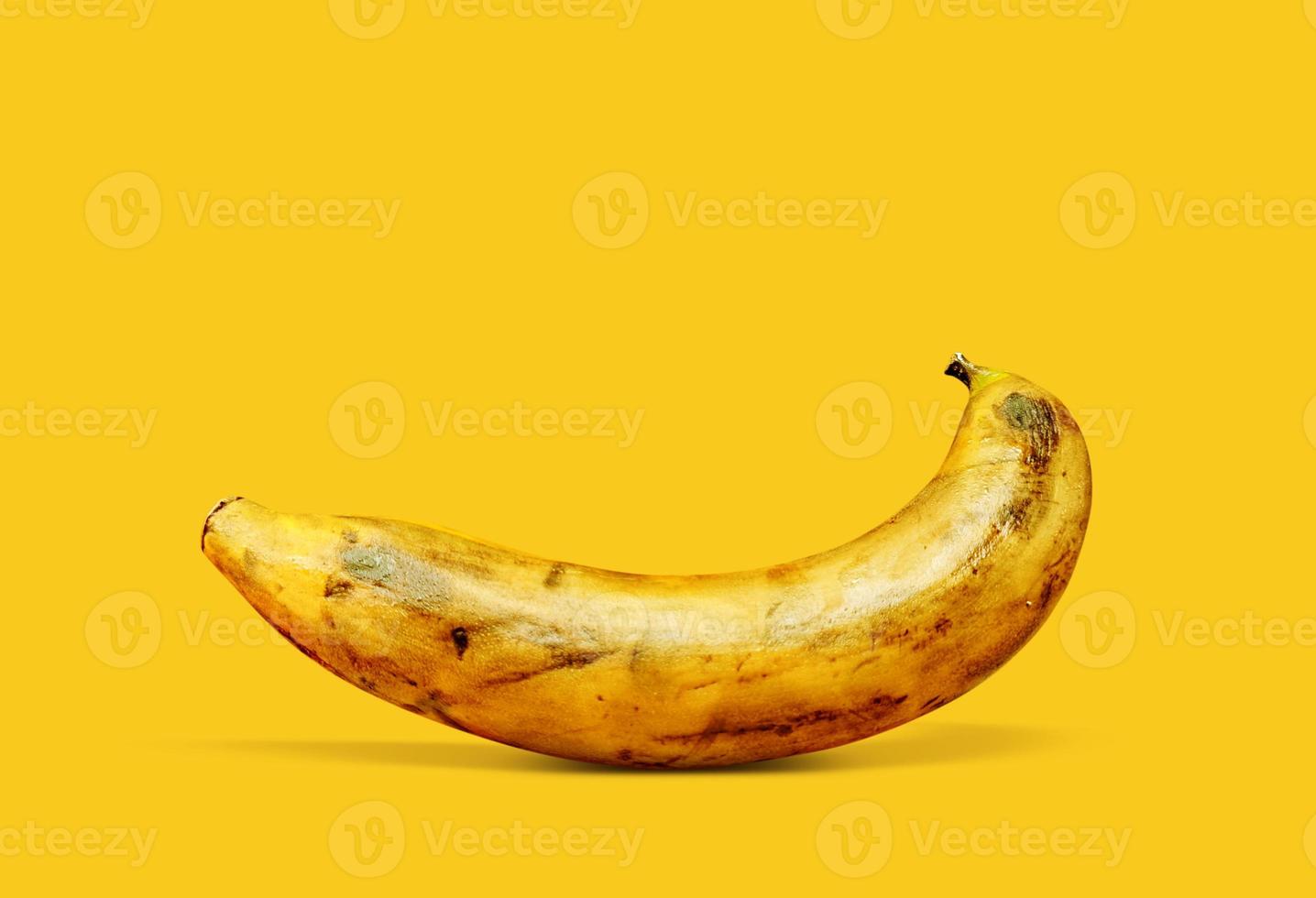 molto maturo Banana frutta su un' giallo sfondo foto