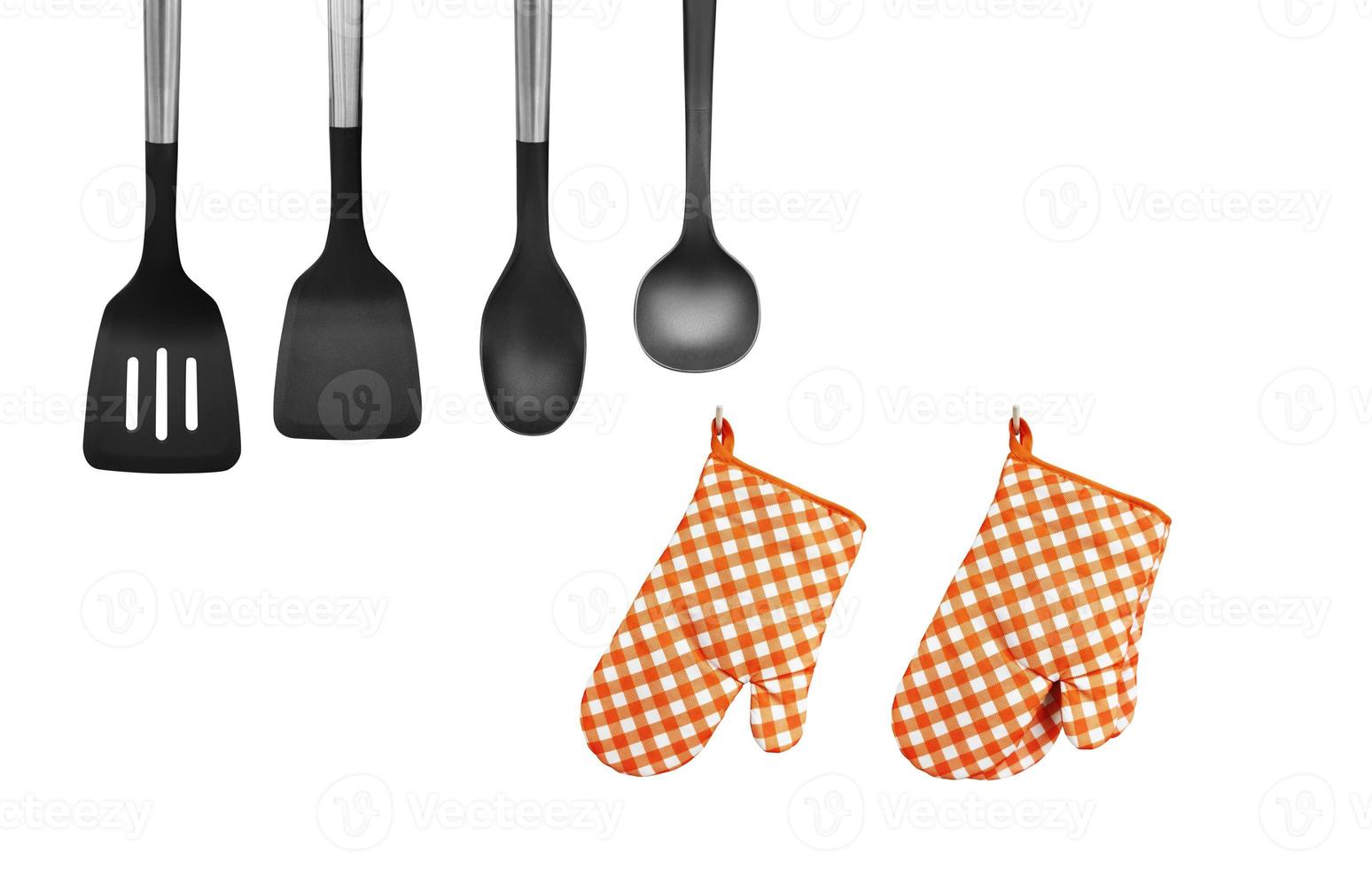 arancia calore resistente cucinando guanti con cucina utensili su bianca sfondo. foto