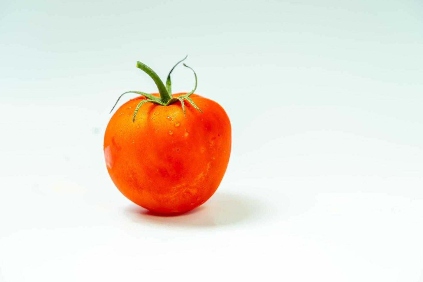 pomodori isolato su bianca sfondo. mazzo il rosso tometo isolato nel bianca sfondo suo fresco nutriente e agrumato foto