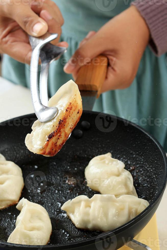 cucinando gioza, giapponese gnocco ripieno con manzo, Maiale, pollo, e tritato verdura foto