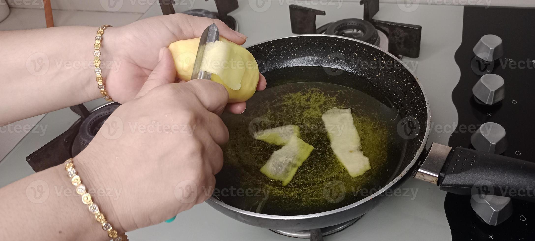 Patata bucce nel olio per fabbricazione processi di Patata patatine fritte, aalù patatine fritte foto