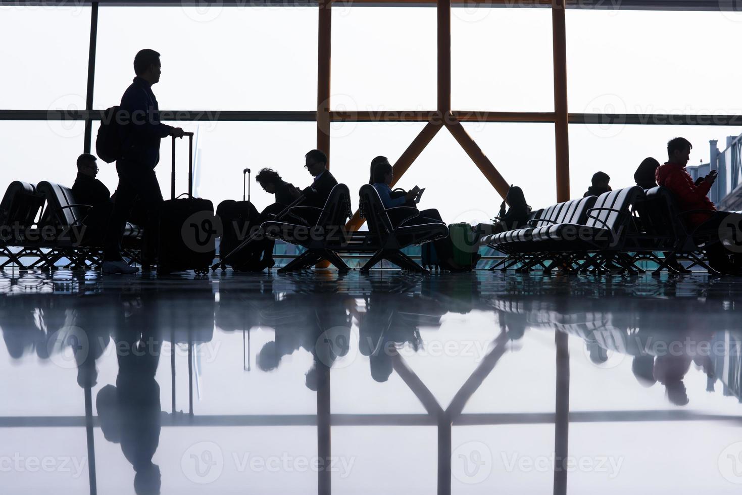 aeroporto terminale sala. a piedi i viaggiatori foto