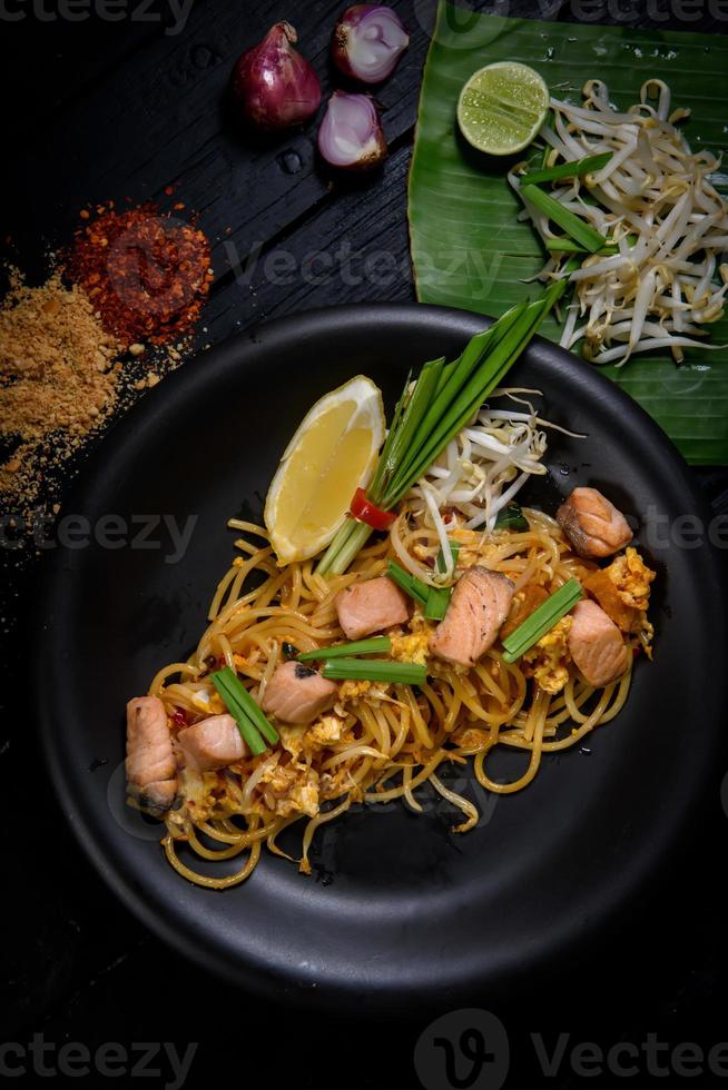 tampone tailandese - Saltato in padella riso tagliatelle con salmone - tailandese cibo stile foto