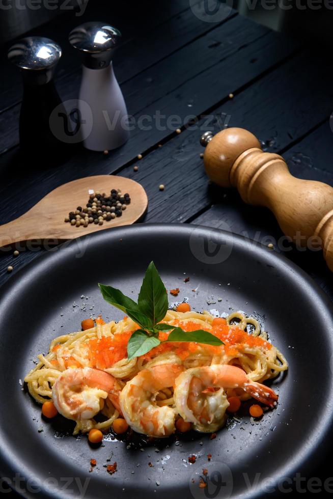 spaghetti con gamberetti e pomodoro salsa, italiano cucina foto