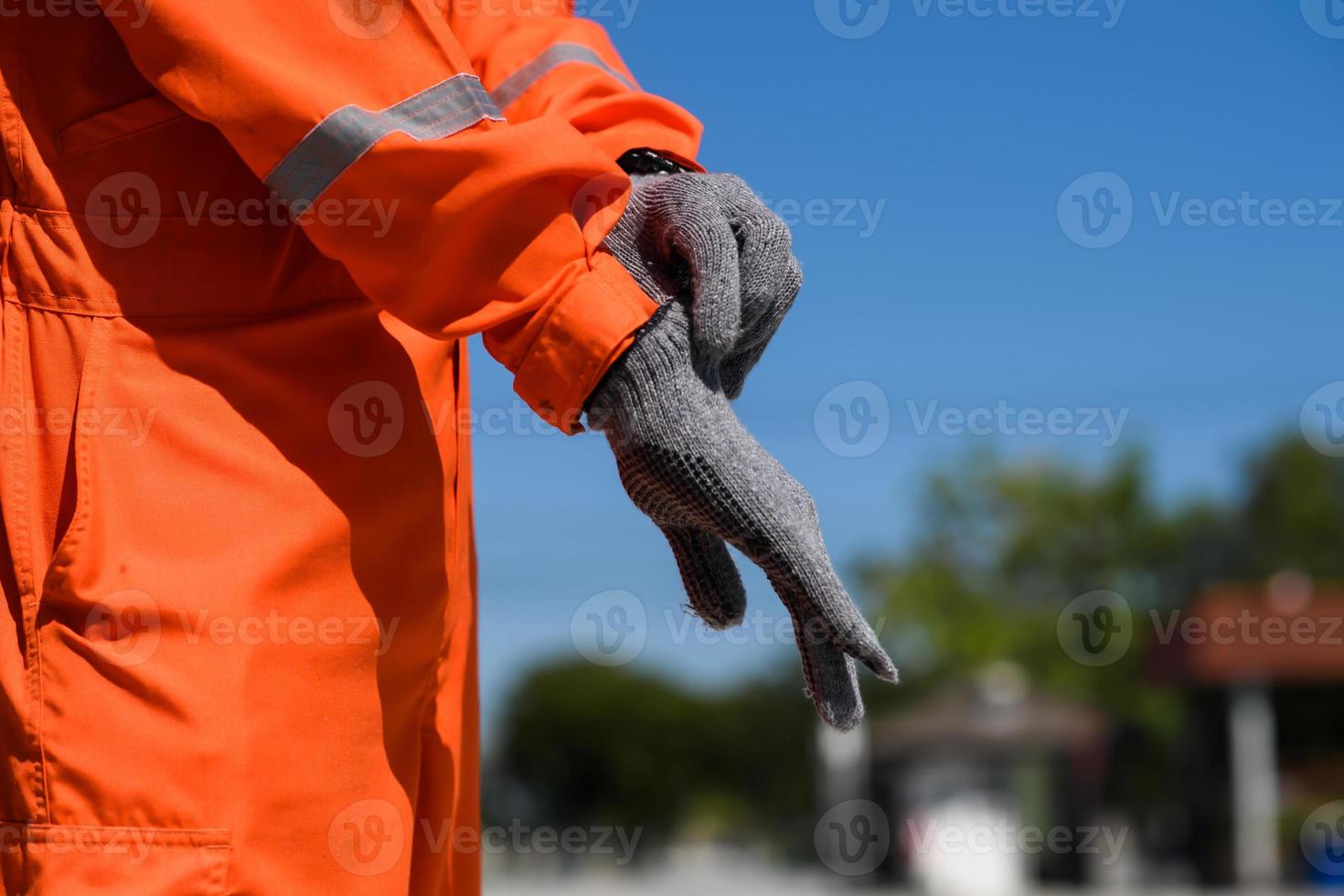 indossare costruzione sicurezza guanti avvicinamento foto. uomo indossare sicurezza guanti nel olio campo luogo foto