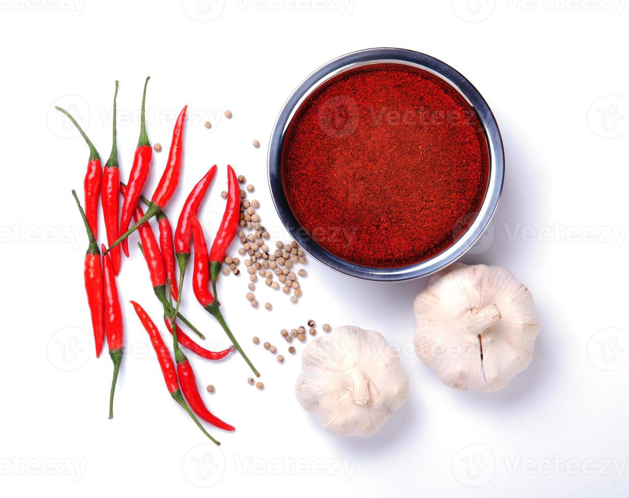 curry in polvere con peperoncino, aglio, pepe ingredienti foto