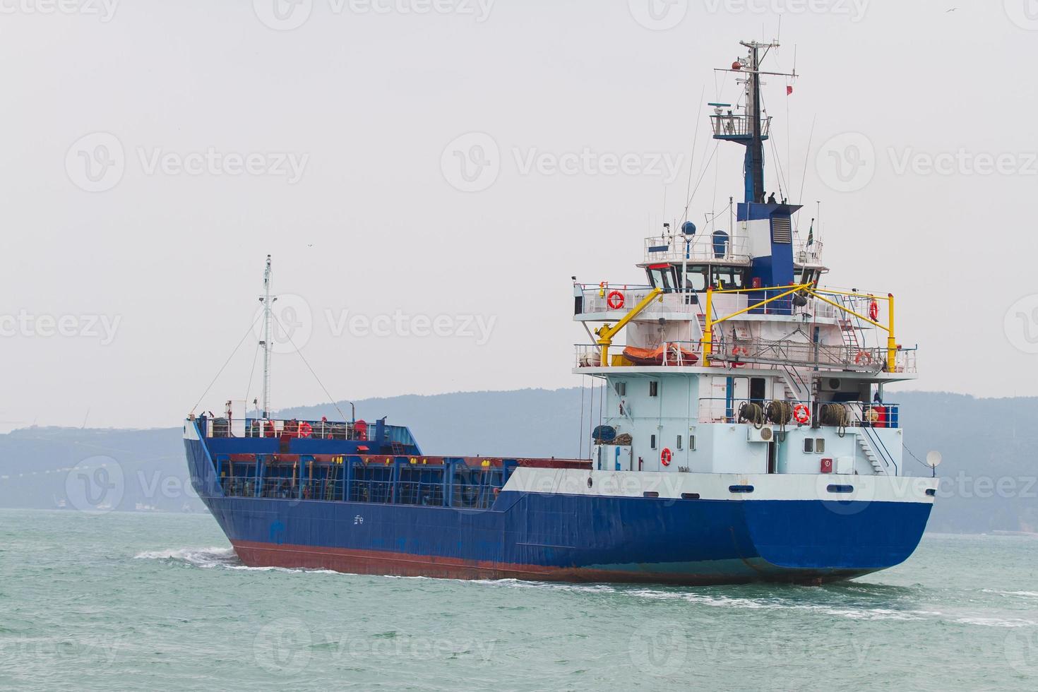 nave da carico in mare foto