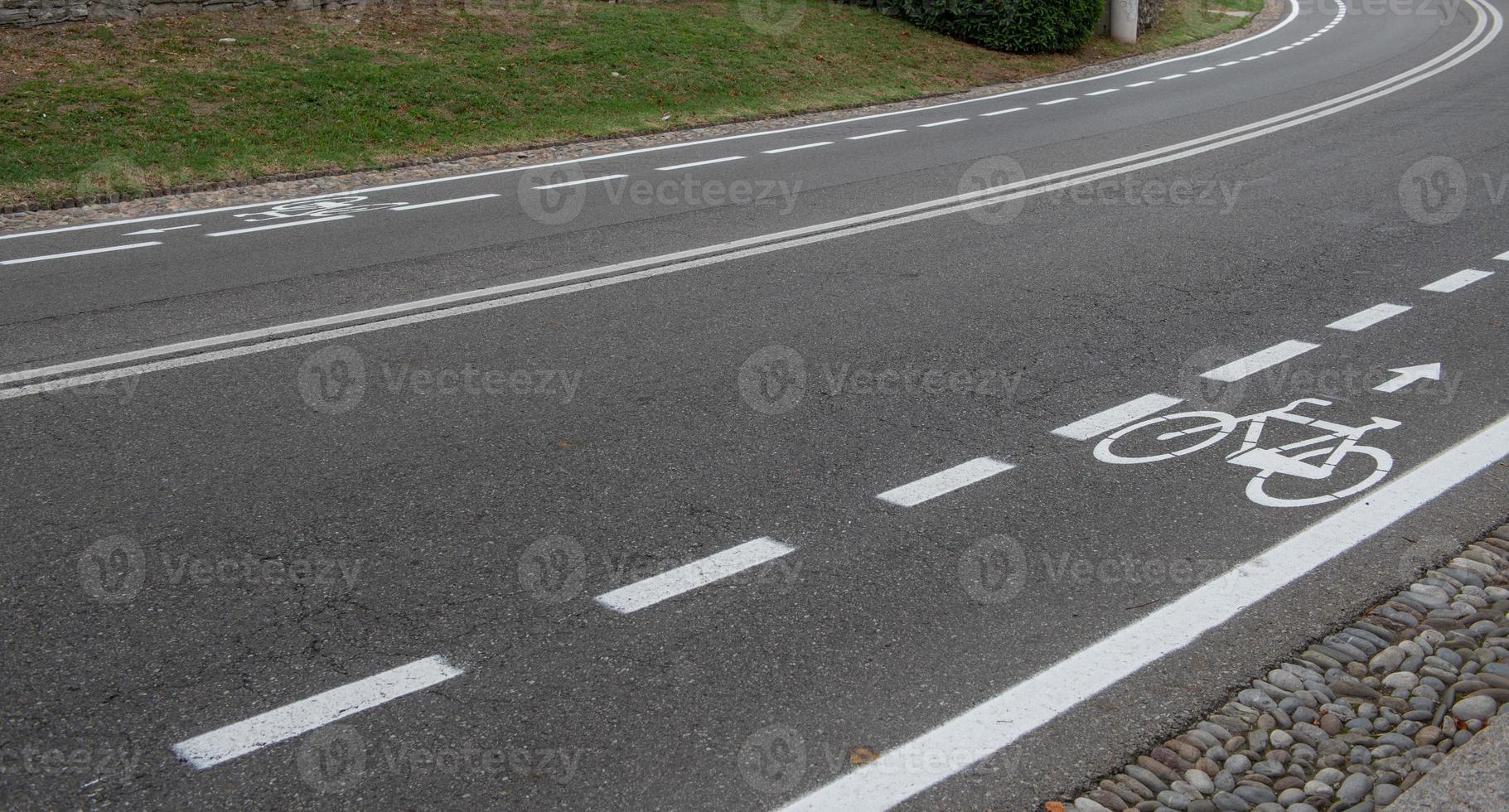 strada con ciclo sentiero foto