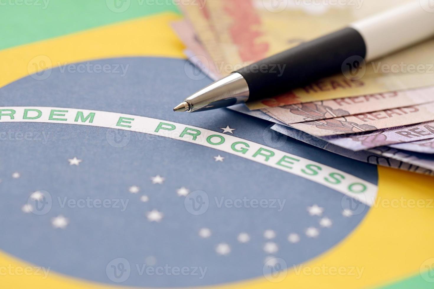 penna con brasiliano i soldi fatture su vuoto di lotteria gioco. concetto di fortuna e gioco d'azzardo nel brasile foto