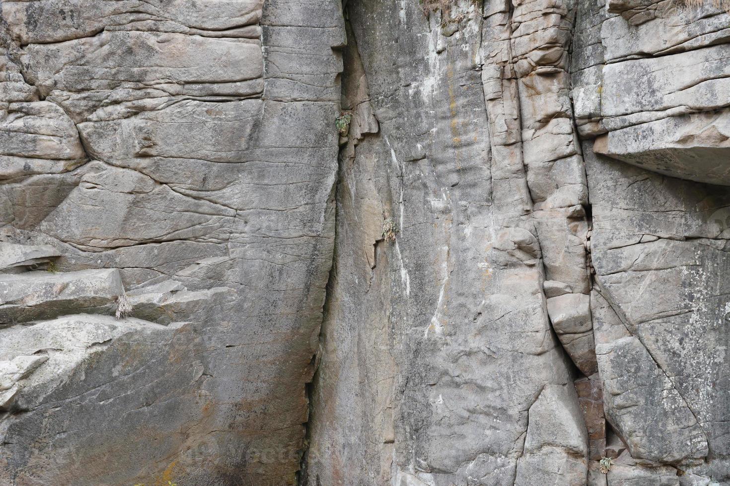 leggero grossolano naturale roccia pietra sfondo. estrazione scogliera ruvido davanti superficie. grande calcare pila sfondo. pesante grunge danneggiato granito bloccare struttura foto