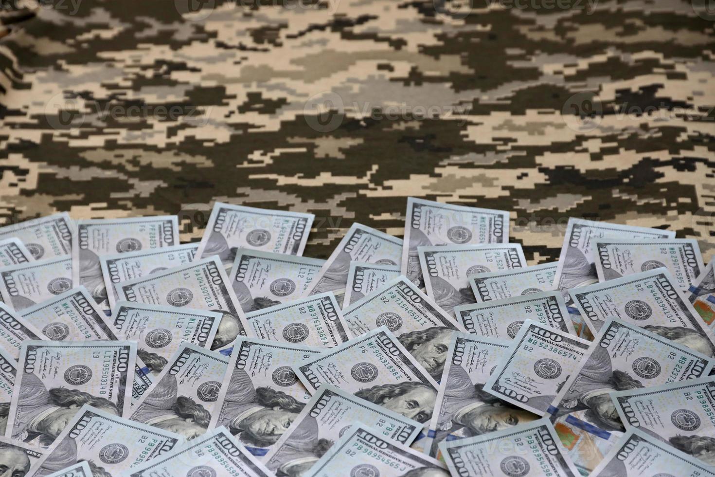 noi dollaro fatture su tessuto con struttura di ucraino militare pixeled camuffare. stoffa con Camo modello nel grigio, Marrone e verde pixel forme foto