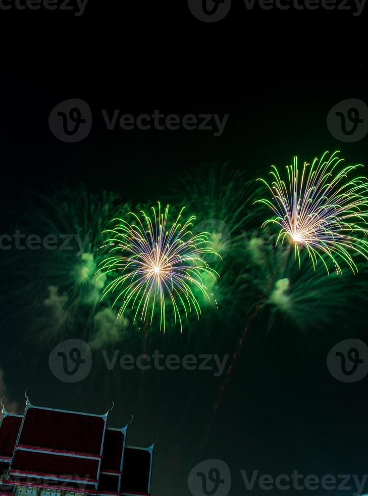 celebrazione dei fuochi d'artificio nel cielo scuro foto