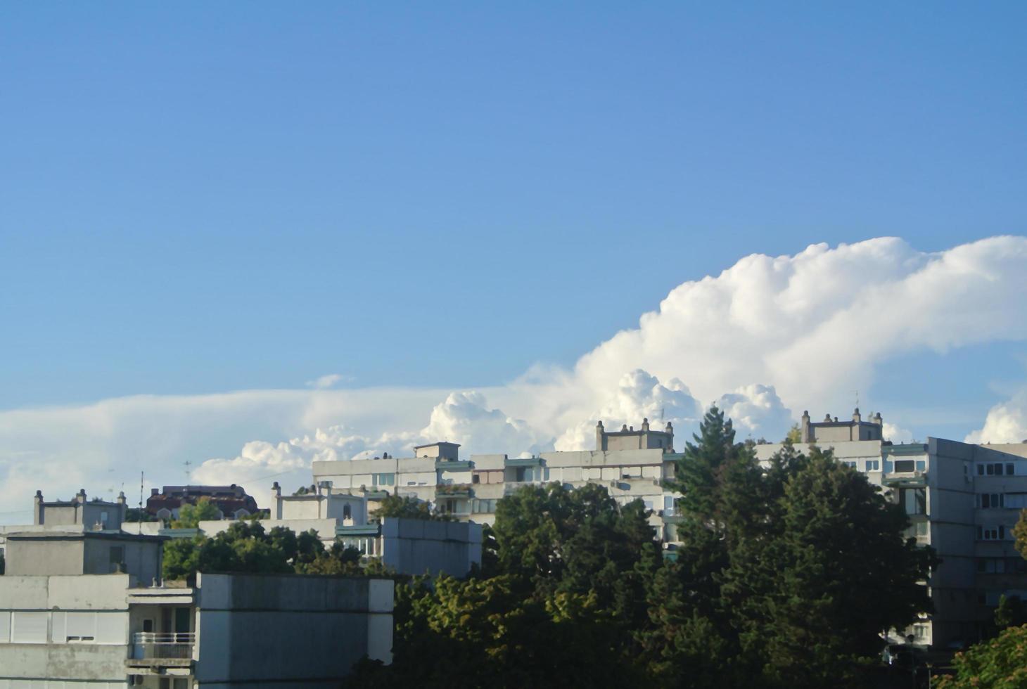 bellissimo cieli e nuvole sopra edifici nel il città, Serbia, belgrado 15.9.2022 foto