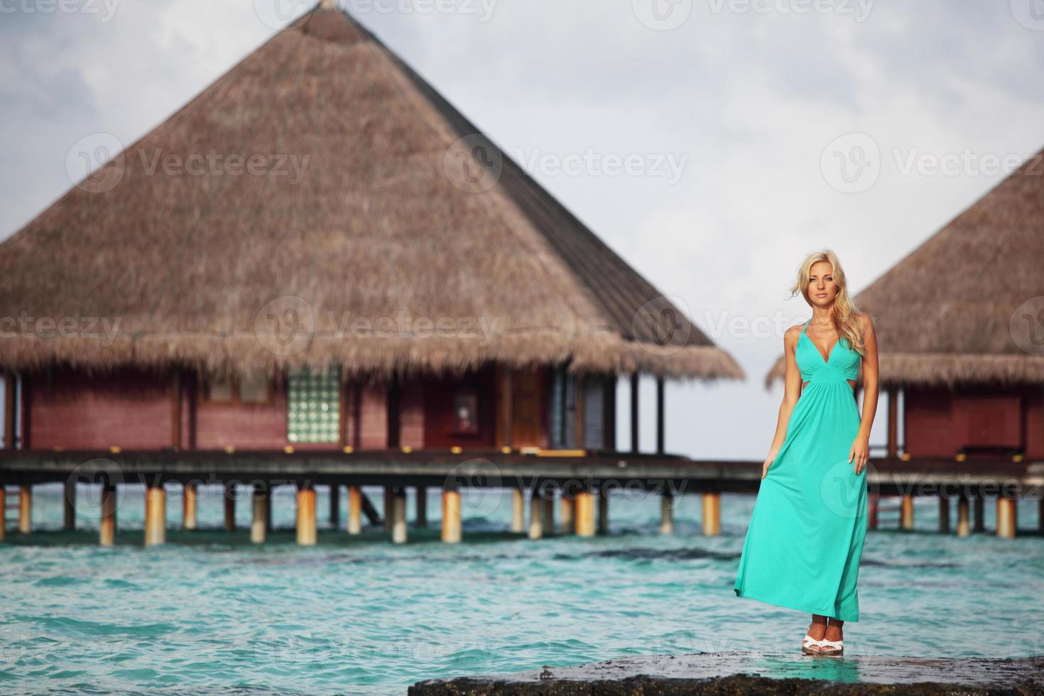 donna sulla spiaggia tropicale foto