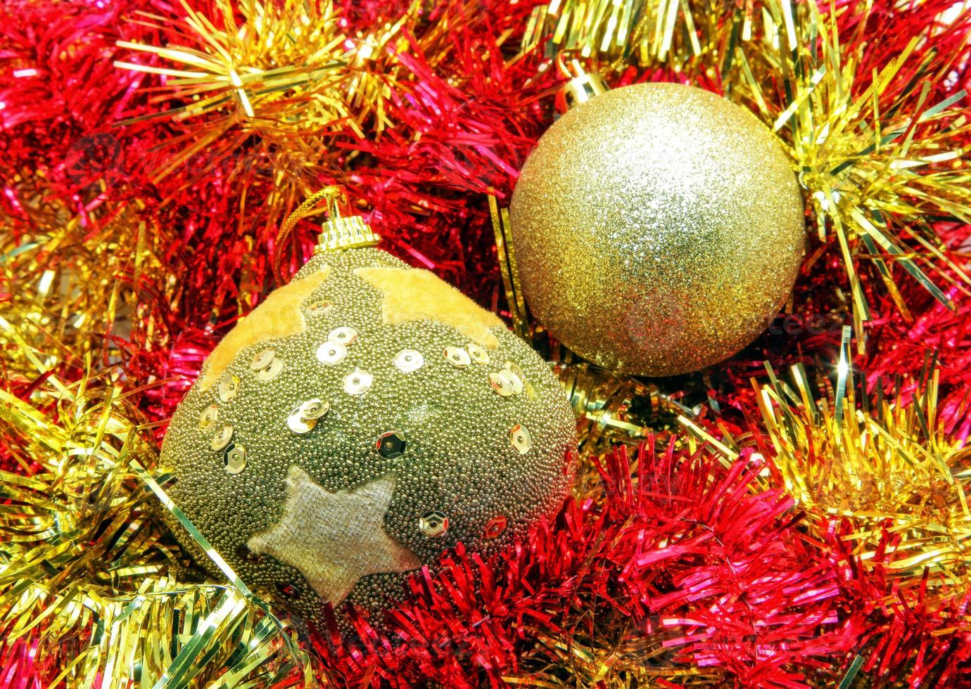 Due d'oro Natale palle su rosso decorazione foto