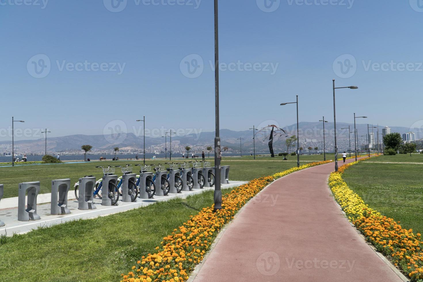 rosso atletico traccia nel Izmir città foto