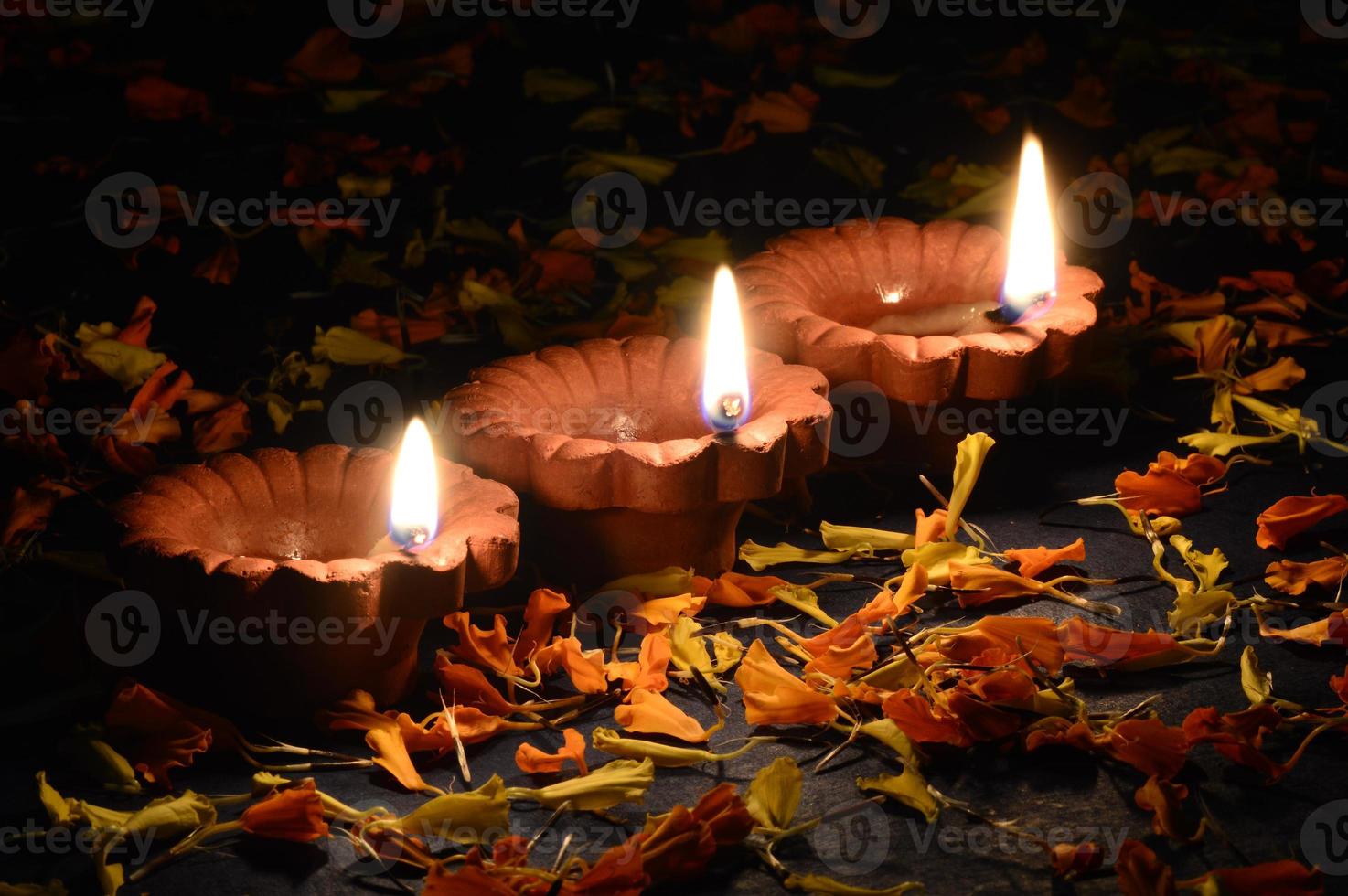lampade di argilla diya accese durante la celebrazione di diwali. biglietto di auguri. foto