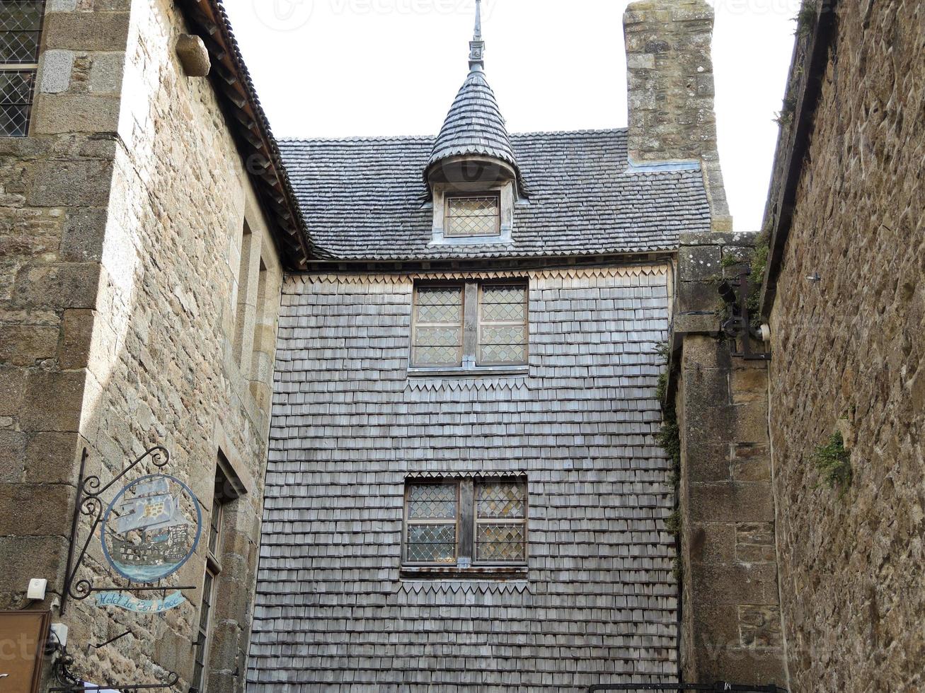 edifici nel interno cortile di mont san-michel abbazia foto