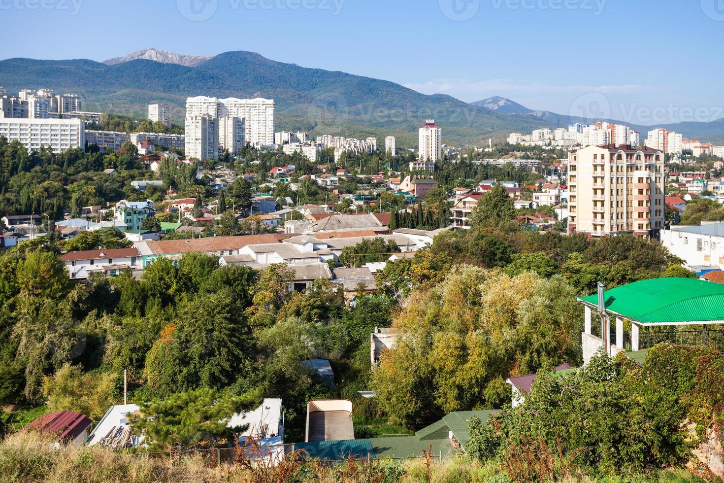 alushta città orizzonte nel soleggiato mattina foto