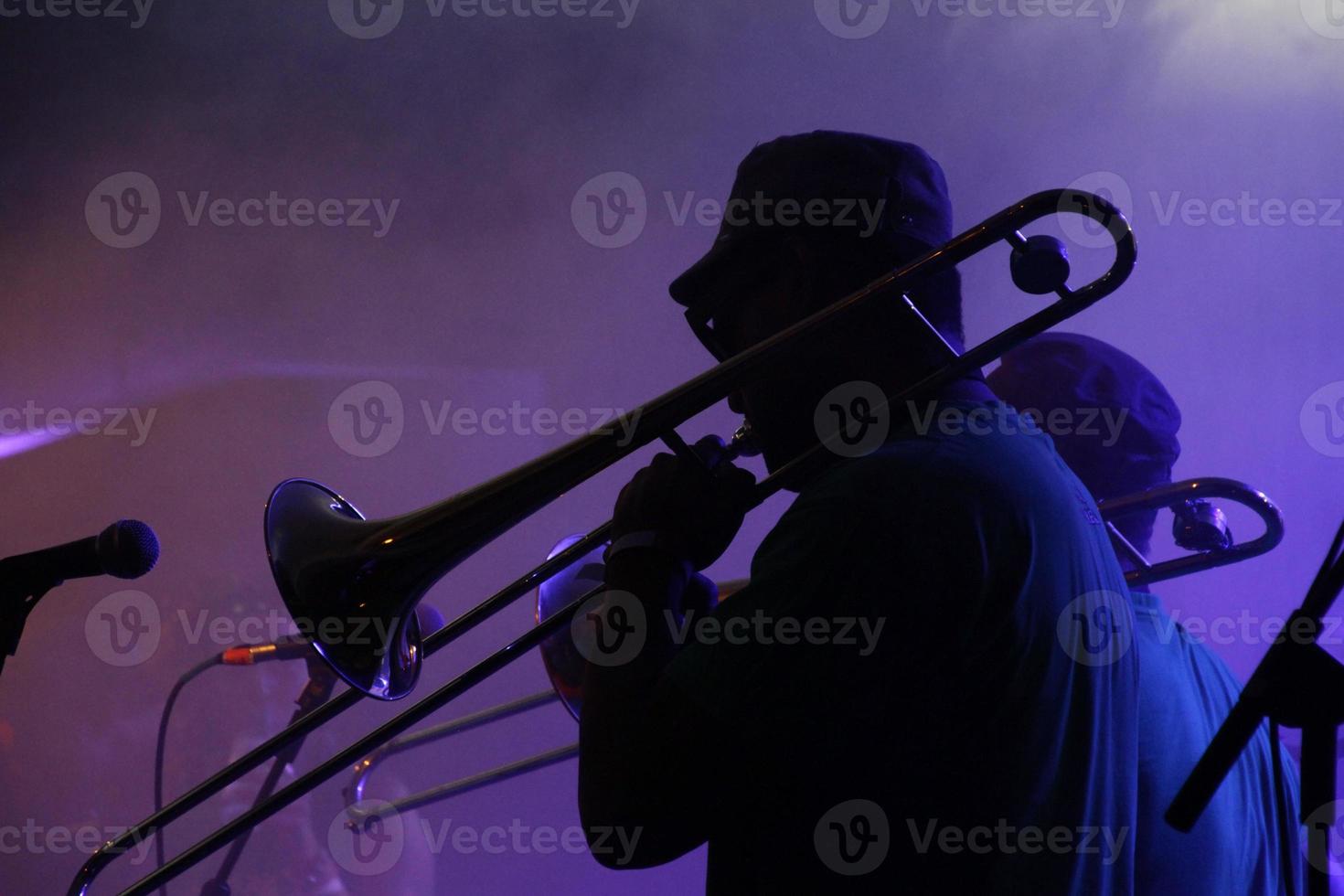 silhouette di un' jazz musicista nel un' bar su palcoscenico foto