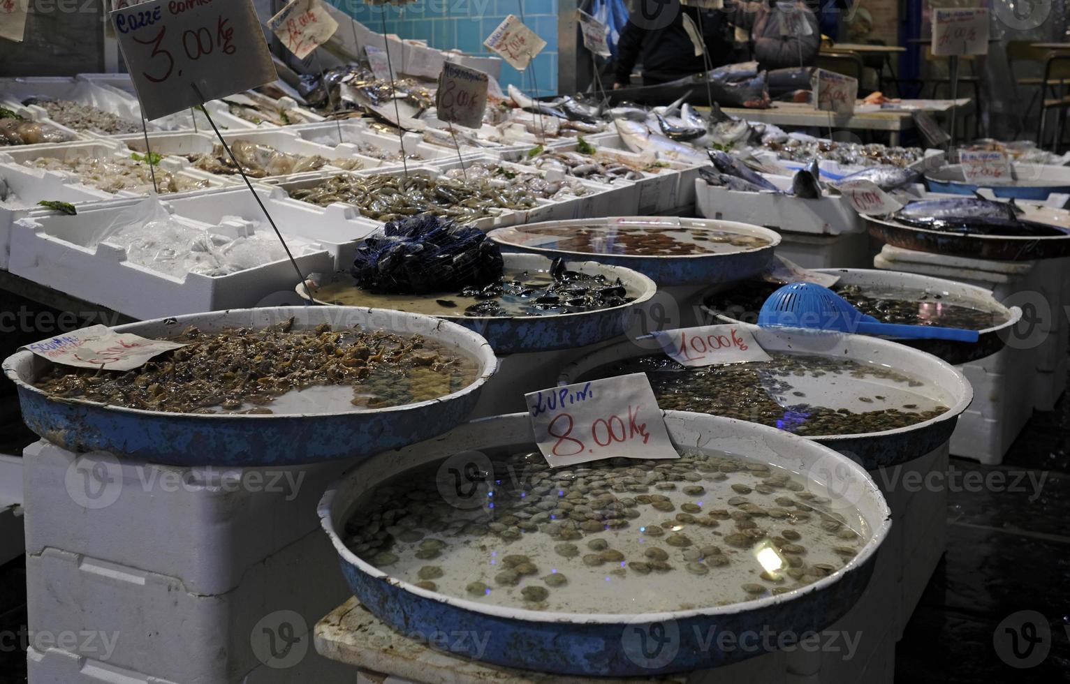 merce su Schermo a un' pesce mercato nel Napoli, Italia foto