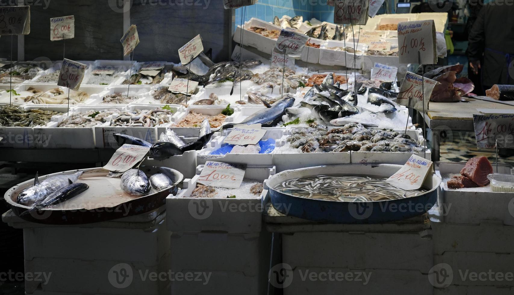 merce su Schermo a un' pesce mercato nel Napoli, Italia foto