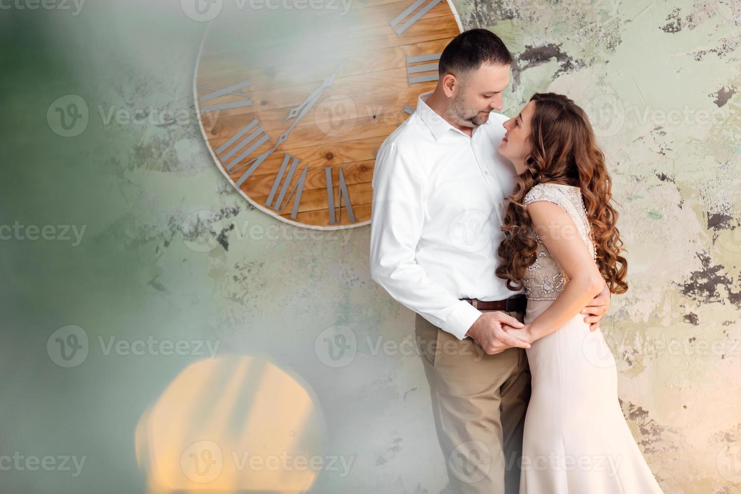 foto sparare nel il studio di un' giovane sposato coppia. un' tipo con un' ragazza nel festivo Abiti siamo festeggiare Natale. nuovo anni amore storia. il nuovo anno concetto. San Valentino giorno