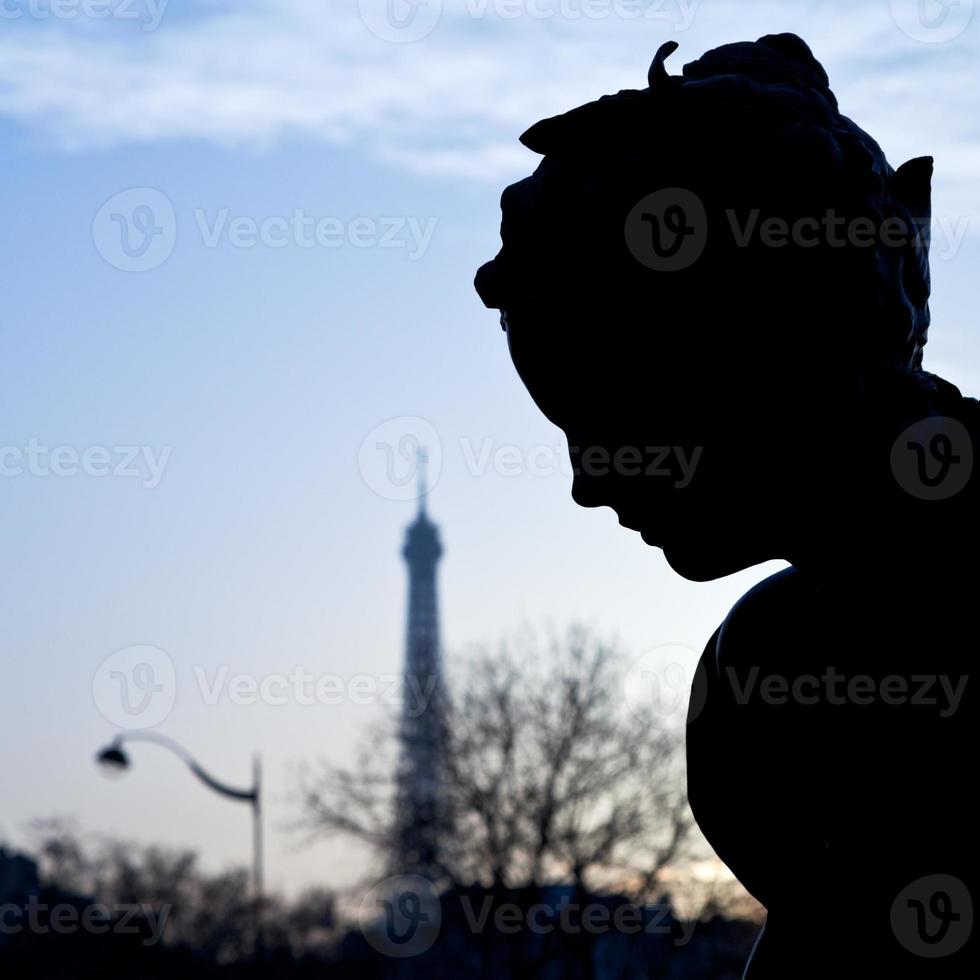 scultura di pont alexandre iii e eiffel Torre nel Parigi foto