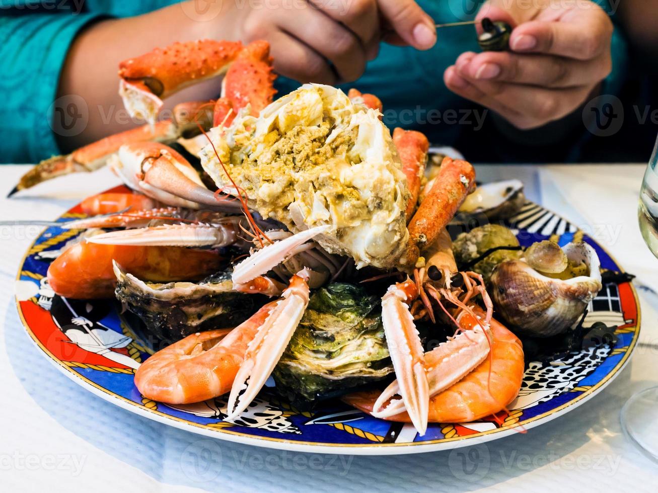 visitatore mangia frutti di mare nel Locale pesce ristorante foto