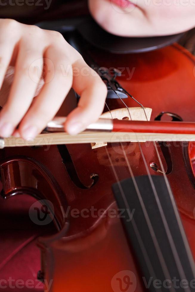 ragazza giocando violino - arco nel braccio e stringhe foto