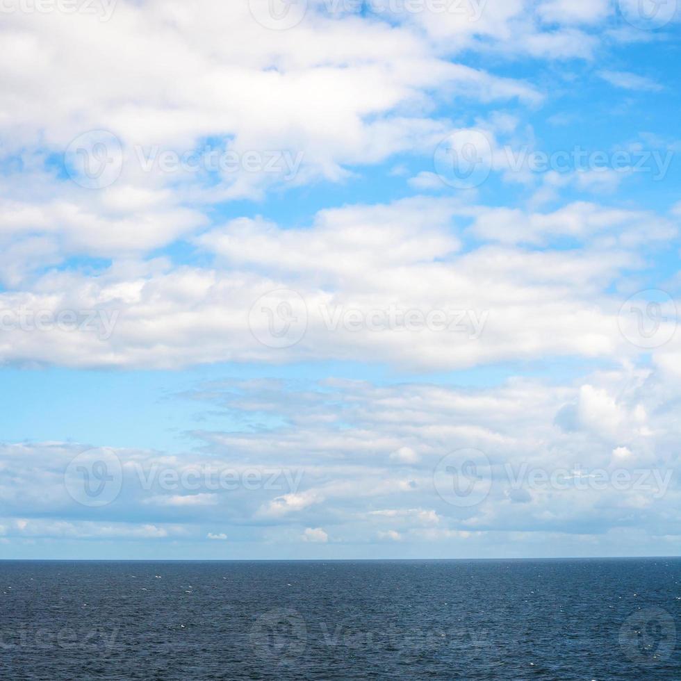 Basso bianca nuvole nel blu cielo al di sopra di baltico mare foto