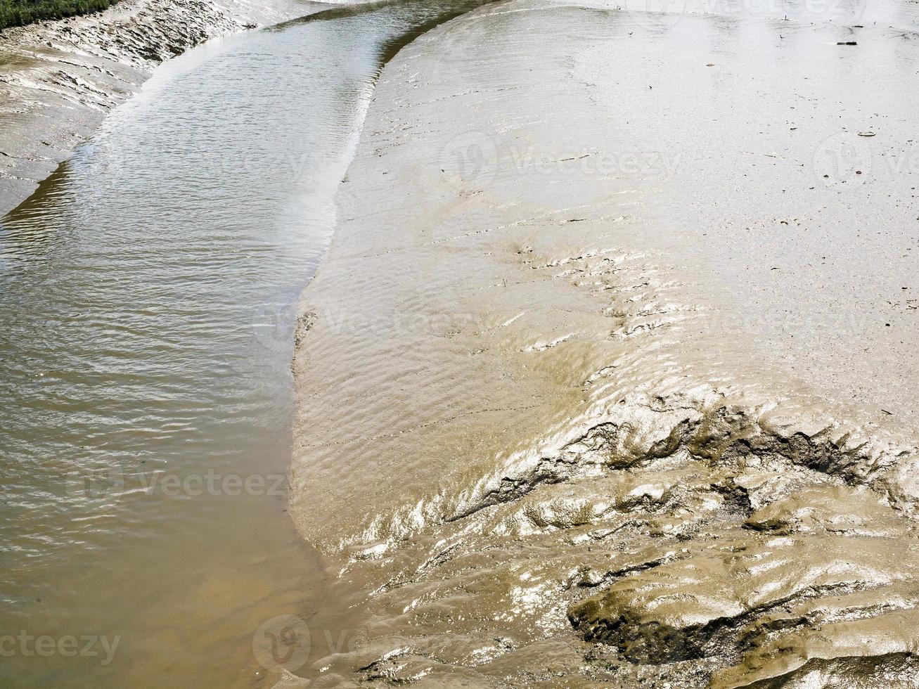 fangoso banca di sfacciato fiume nel Bretagna foto