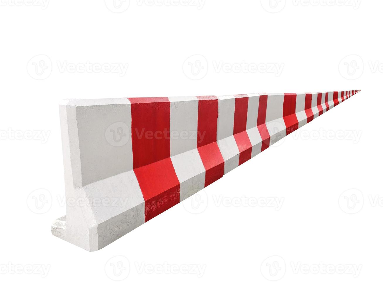 rosso e bianca calcestruzzo barriere blocco il strada. isolato su bianca sfondo foto